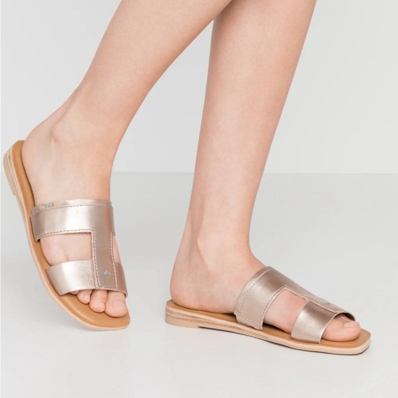 TOMS Seacliff Metallic Leather Sandals - Picture 1 of 8